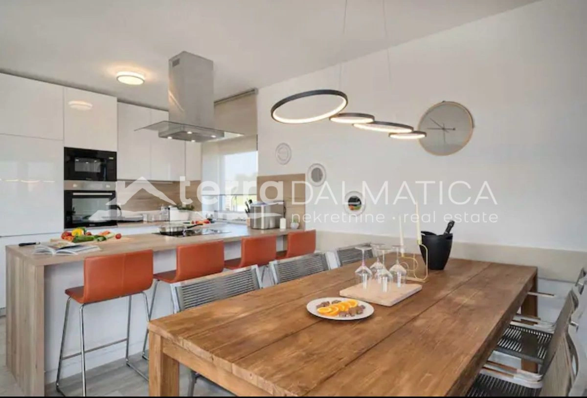 Villa mit Pool in Vodice – 290 m²