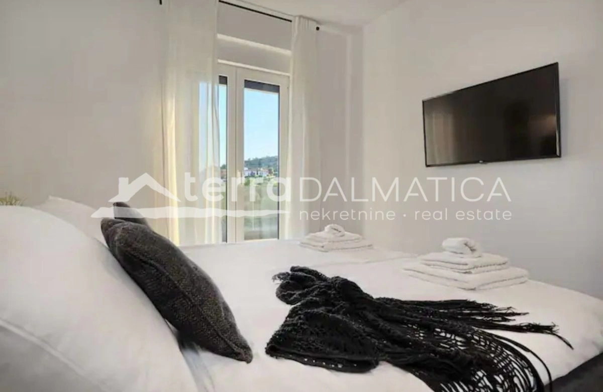 Villa mit Pool in Vodice – 290 m²