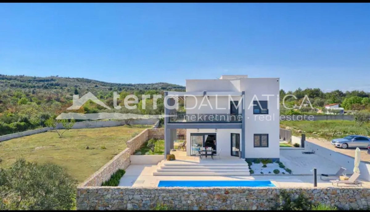 Villa mit Pool in Vodice – 290 m²