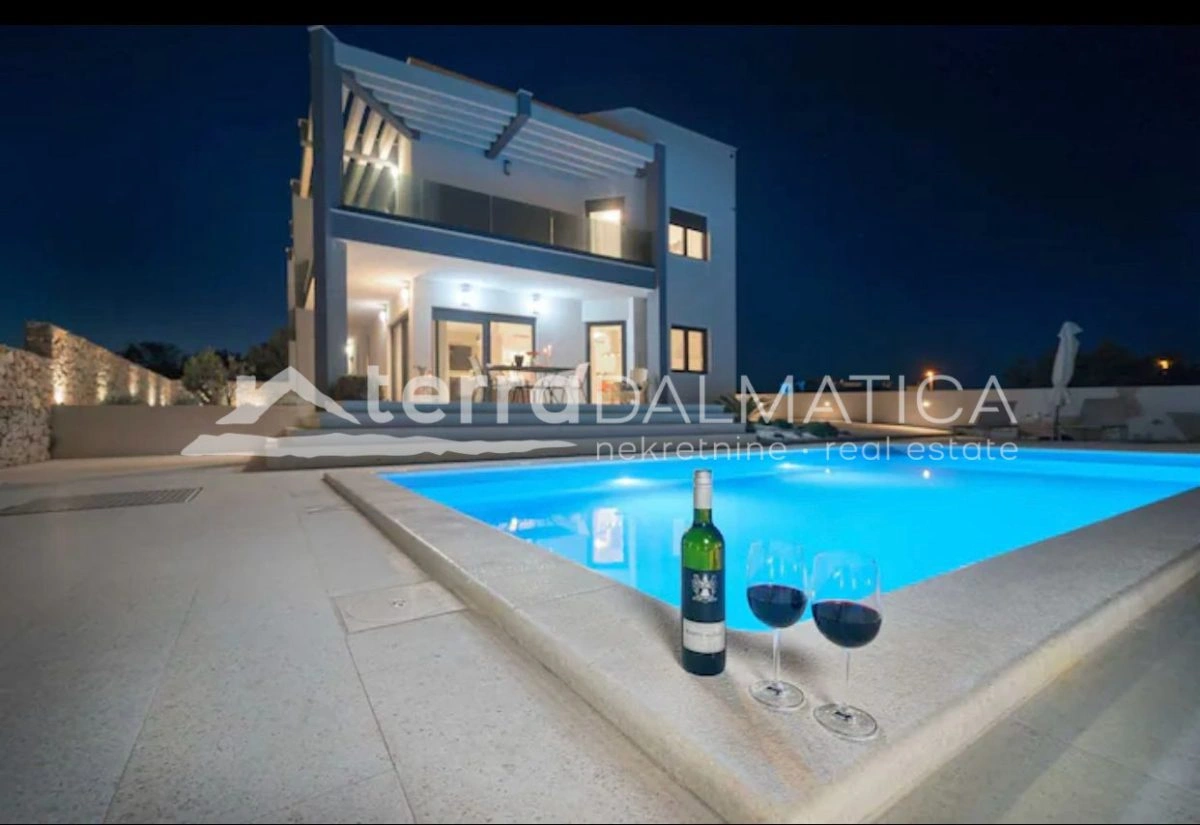 Villa mit Pool in Vodice – 290 m²