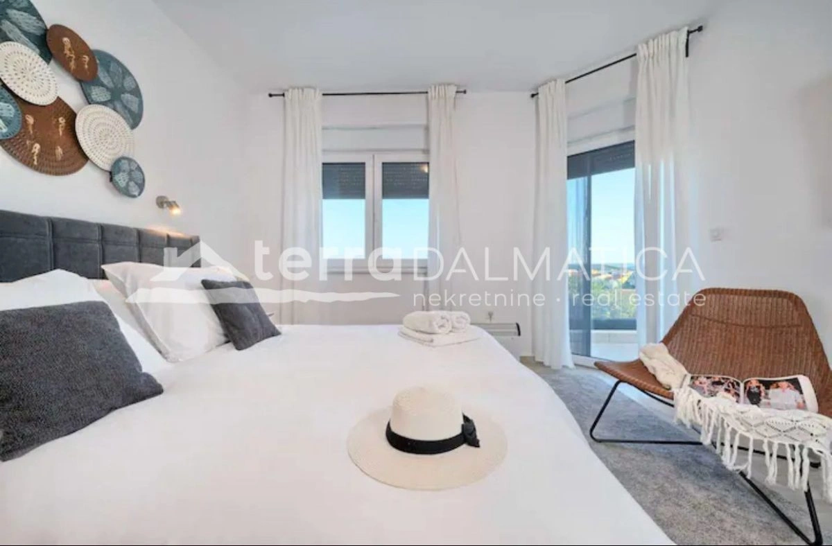 Villa mit Pool in Vodice – 290 m²