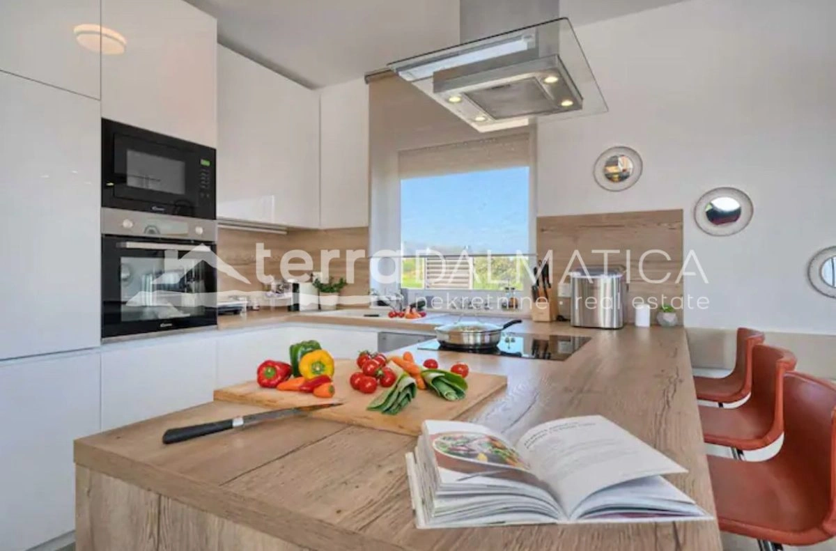 Villa mit Pool in Vodice – 290 m²