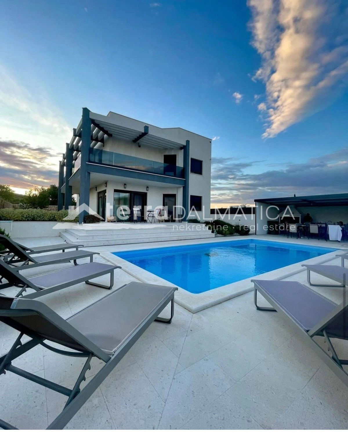 Villa mit Pool in Vodice – 290 m²