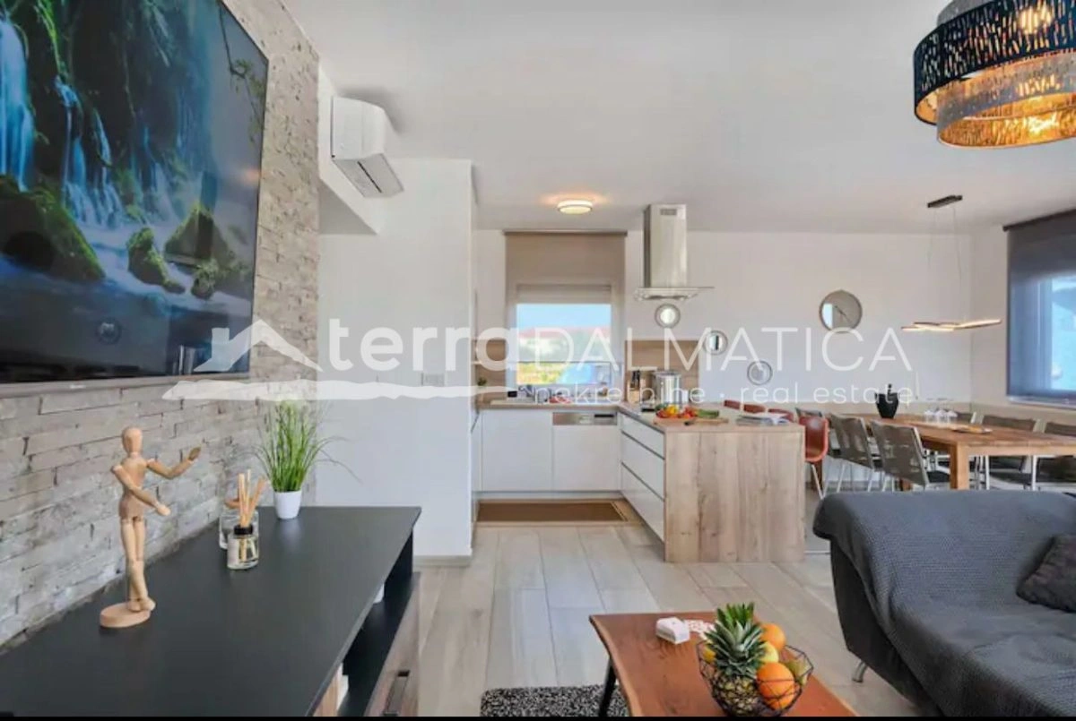 Villa mit Pool in Vodice – 290 m²