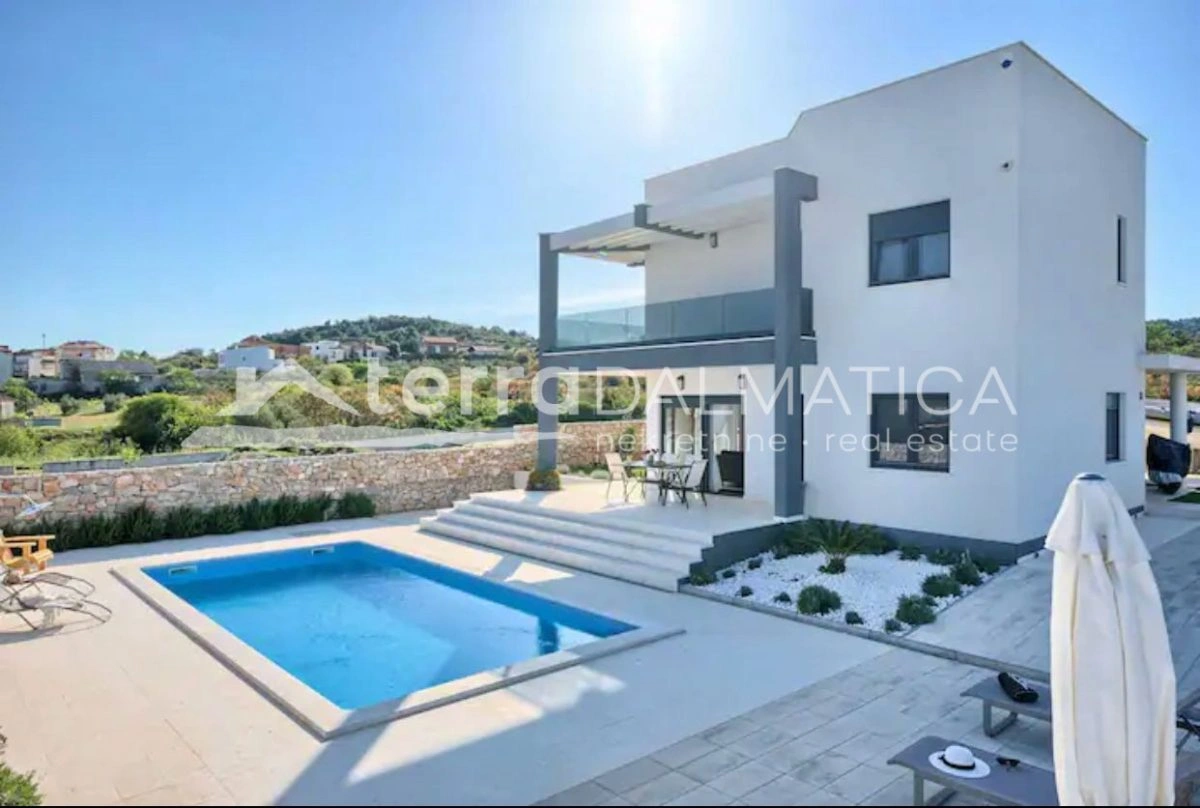 Villa mit Pool in Vodice – 290 m²