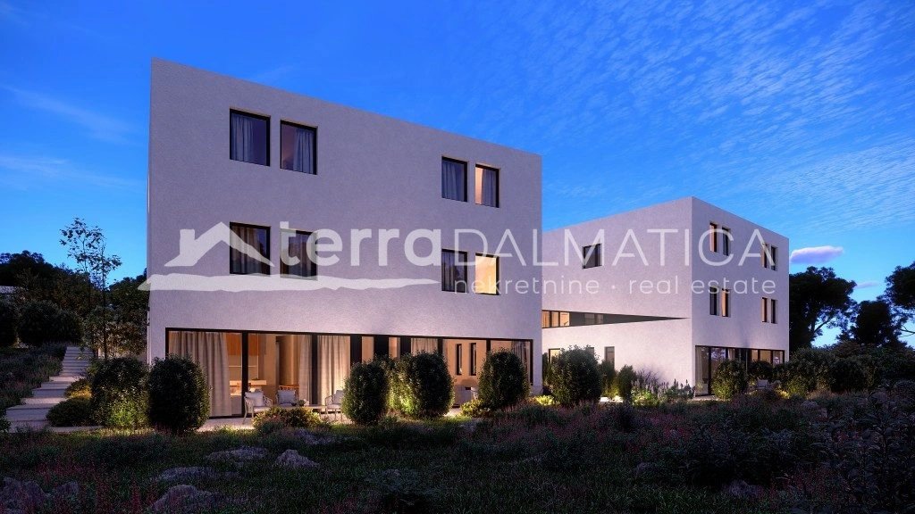 Moderne Wohnung in einem Neubau in Brodarica mit 58 m² Garten, 5 Minuten vom Strand entfernt