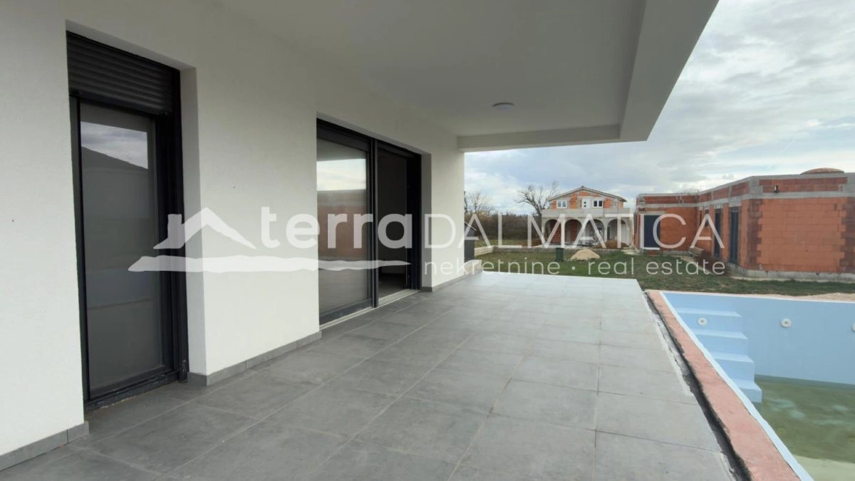 Nin – Neues Haus mit Pool und Meerblick