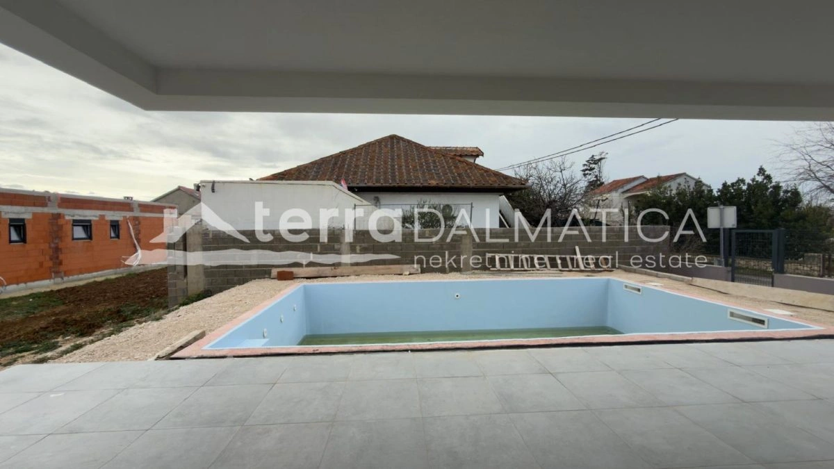 Nin – Neues Haus mit Pool und Meerblick