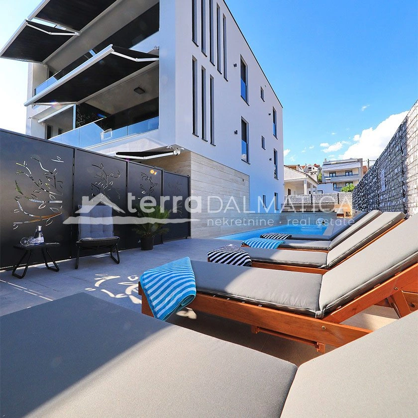 Luxusvilla Maslenica mit beheiztem Pool, erste Reihe zum Meer