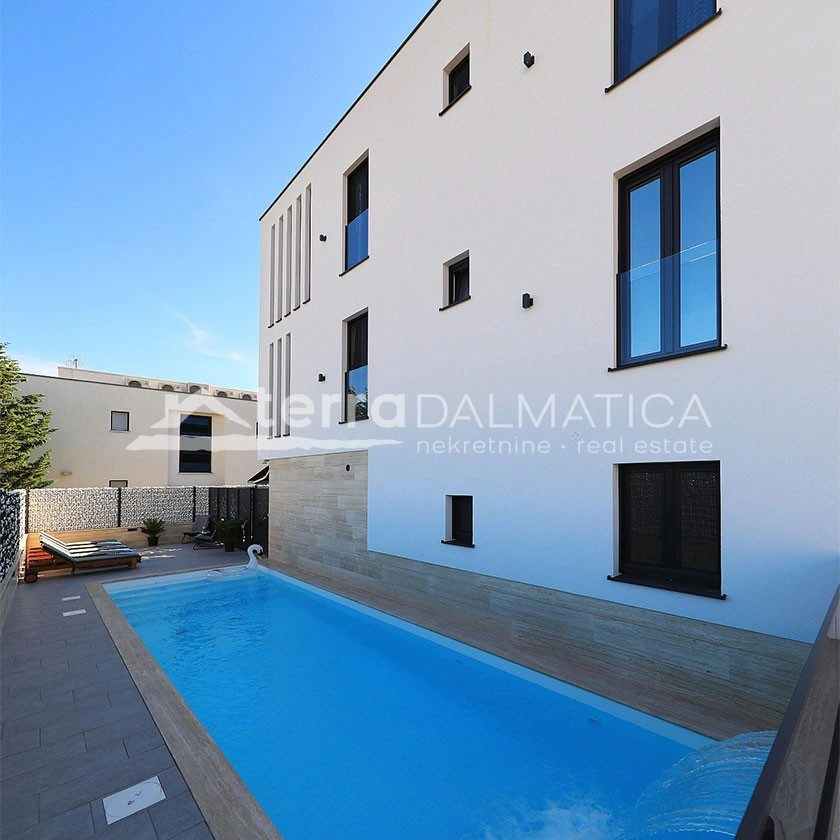 Luxusvilla Maslenica mit beheiztem Pool, erste Reihe zum Meer