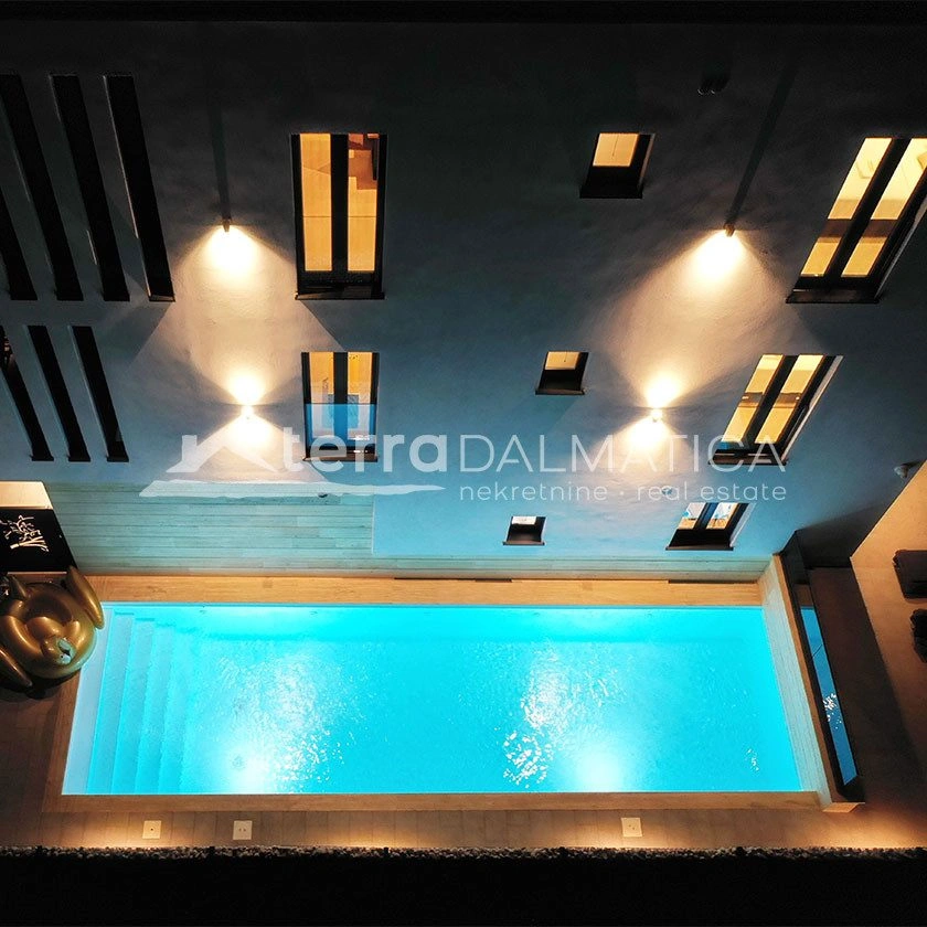 Luxusvilla Maslenica mit beheiztem Pool, erste Reihe zum Meer