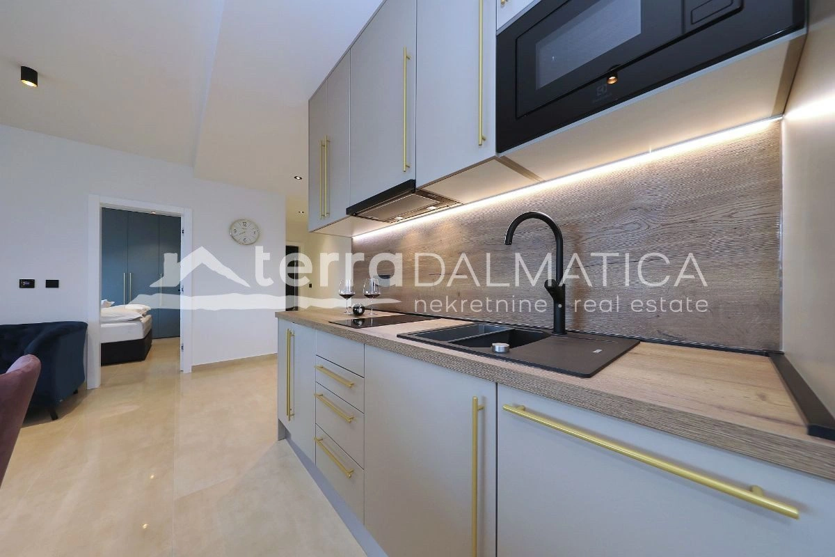 Luxusvilla Maslenica mit beheiztem Pool, erste Reihe zum Meer