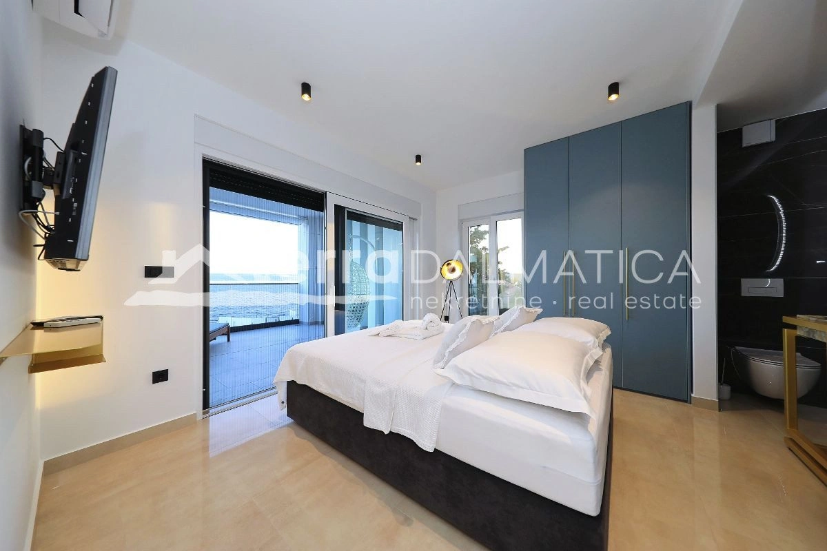 Luxusvilla Maslenica mit beheiztem Pool, erste Reihe zum Meer