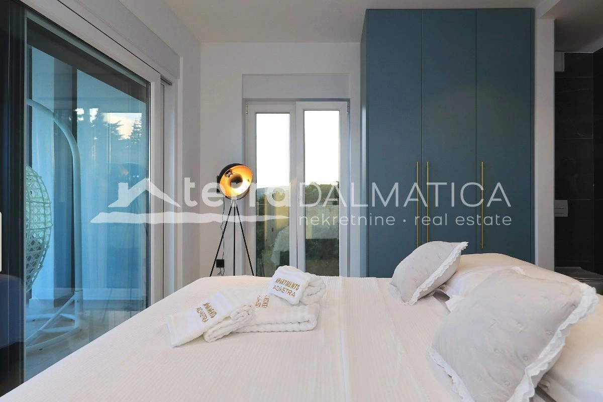 Luxusvilla Maslenica mit beheiztem Pool, erste Reihe zum Meer