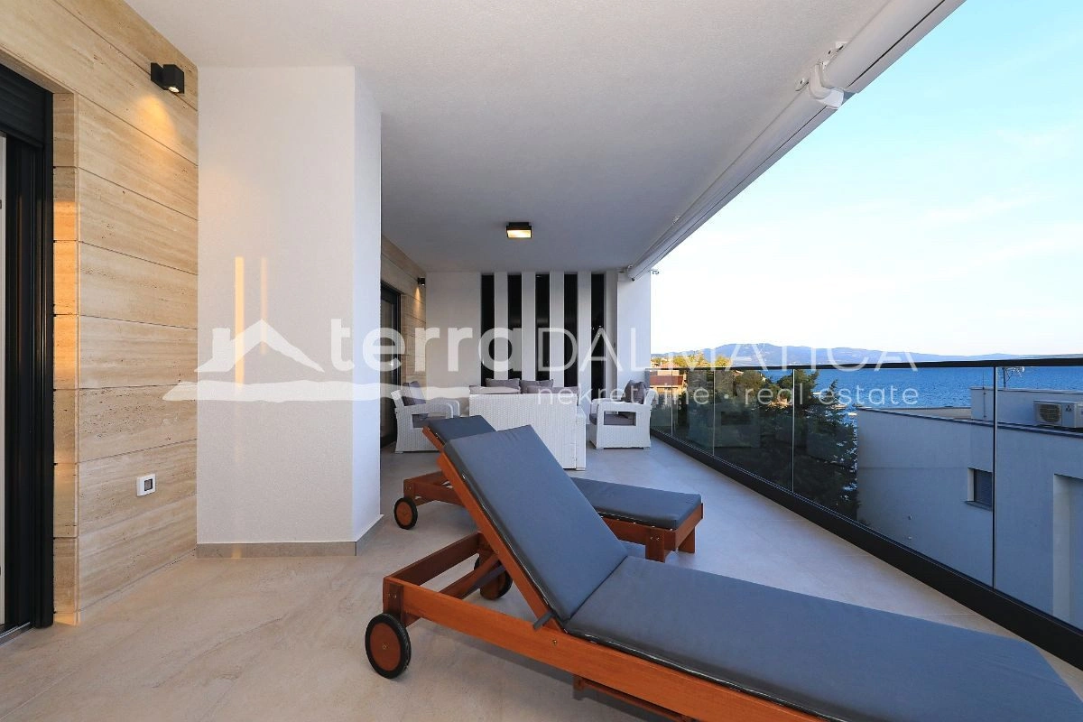 Luxusvilla Maslenica mit beheiztem Pool, erste Reihe zum Meer