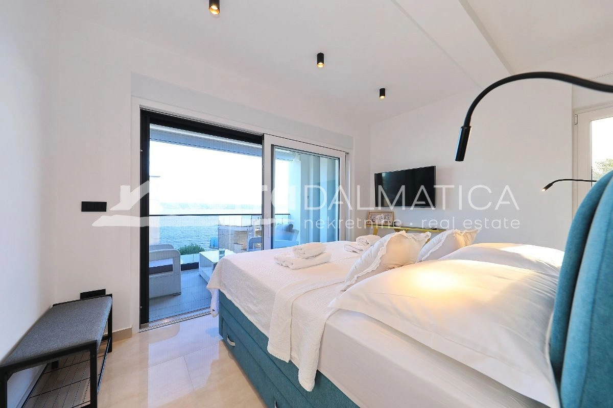 Luxusvilla Maslenica mit beheiztem Pool, erste Reihe zum Meer