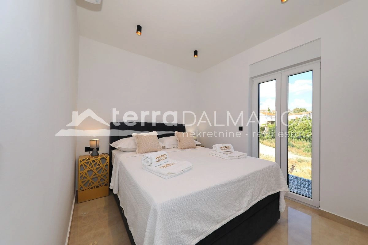 Luxusvilla Maslenica mit beheiztem Pool, erste Reihe zum Meer