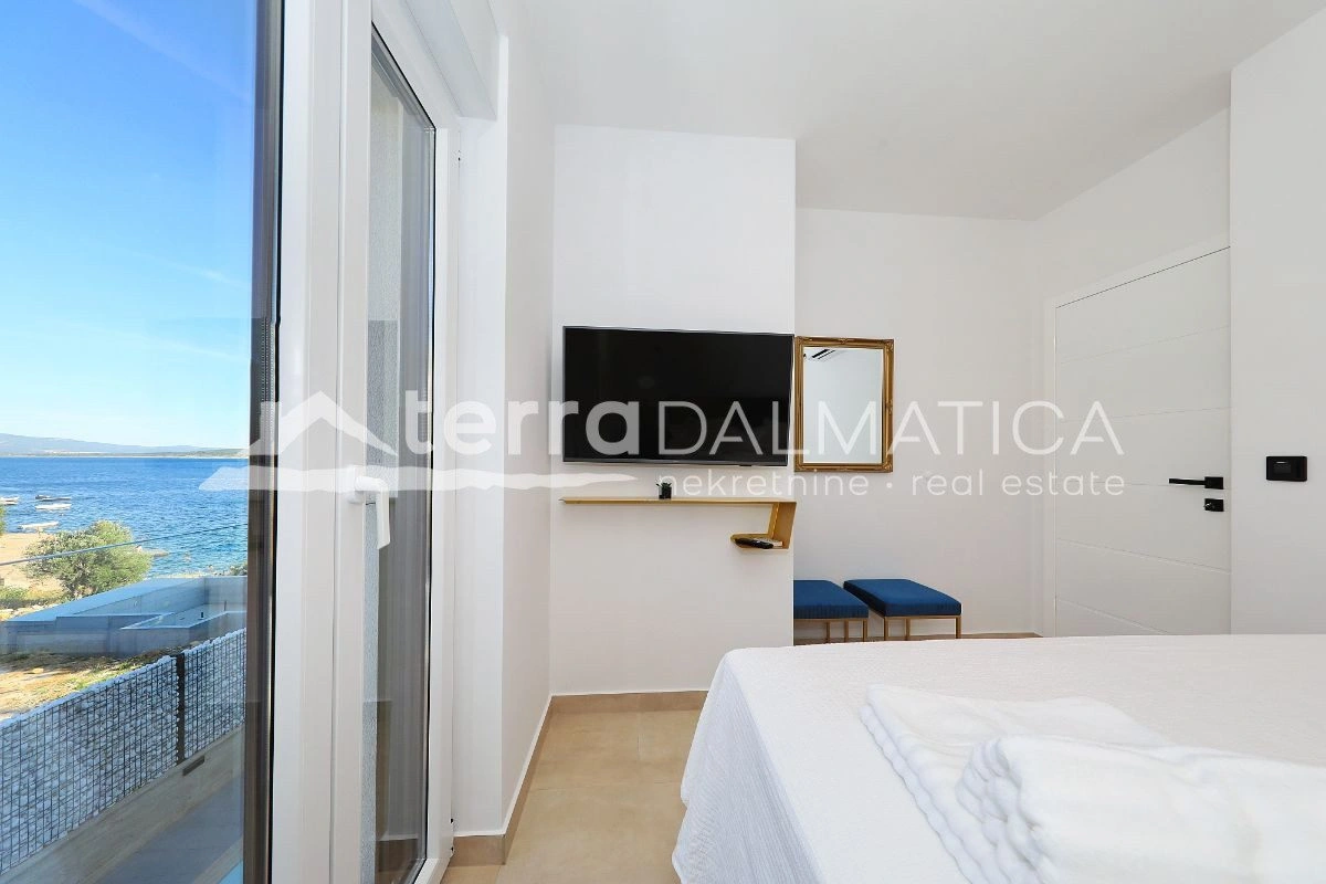 Luxusvilla Maslenica mit beheiztem Pool, erste Reihe zum Meer