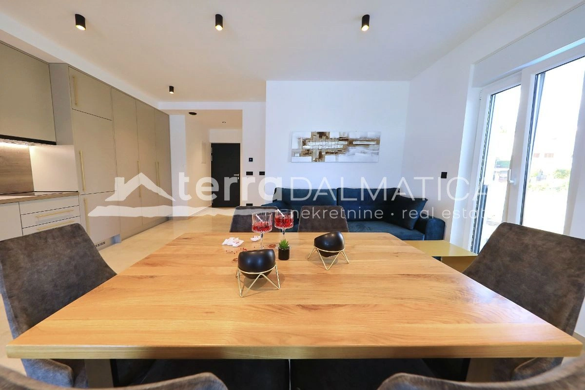 Luxusvilla Maslenica mit beheiztem Pool, erste Reihe zum Meer