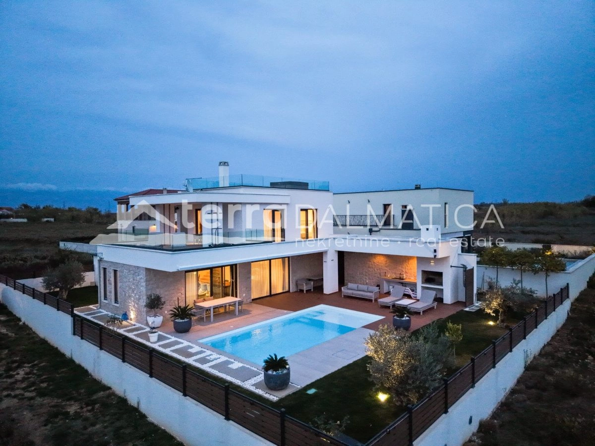 Haus Privlaka mit beheiztem Pool und angelegtem Garten