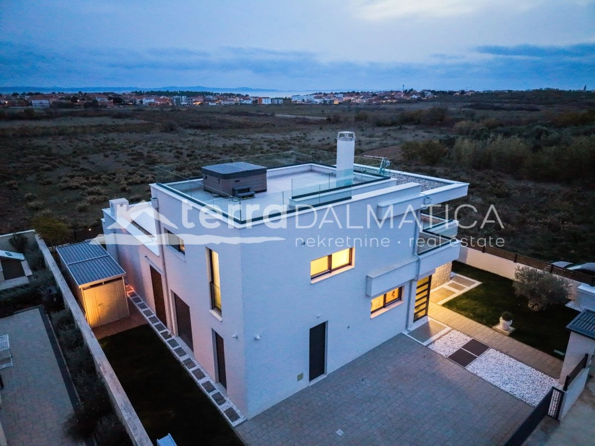 Haus Privlaka mit beheiztem Pool und angelegtem Garten