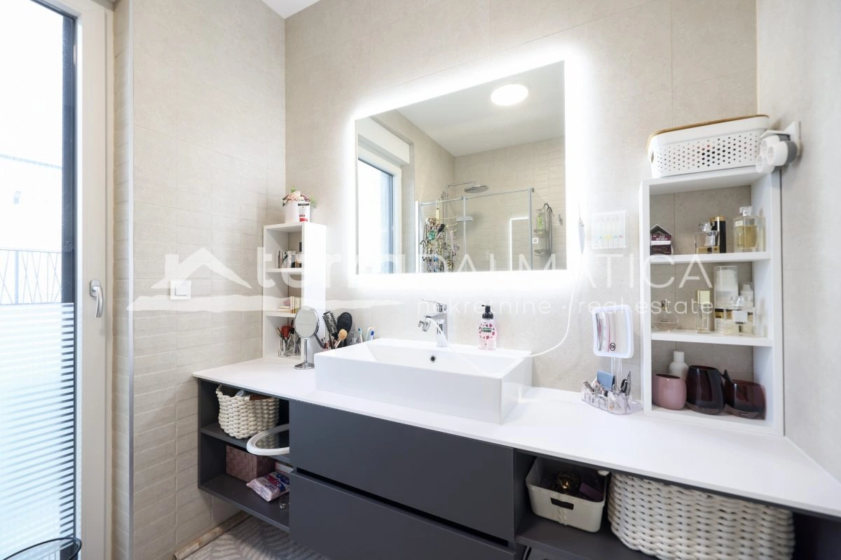 Haus Privlaka mit beheiztem Pool und angelegtem Garten