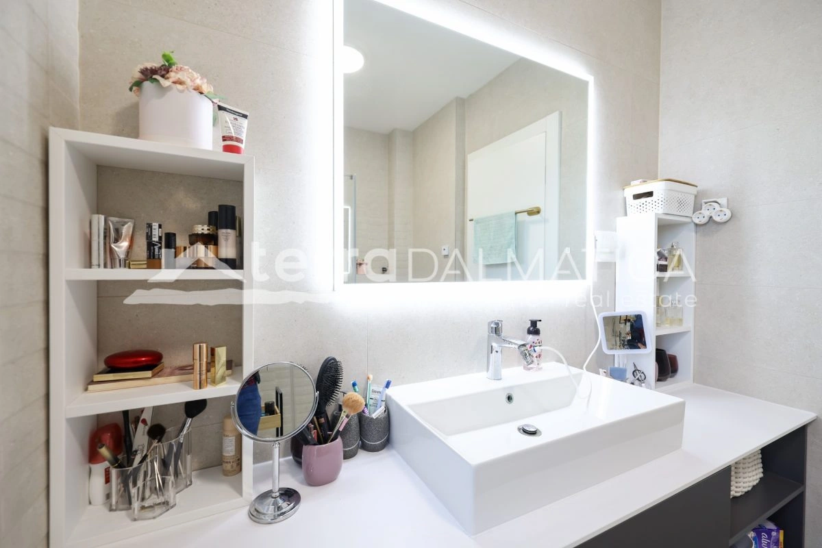 Haus Privlaka mit beheiztem Pool und angelegtem Garten