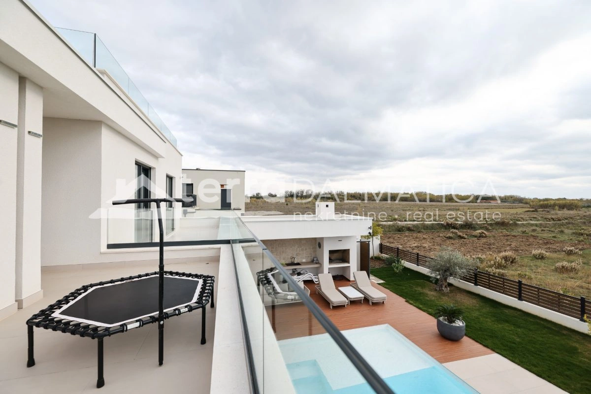 Haus Privlaka mit beheiztem Pool und angelegtem Garten