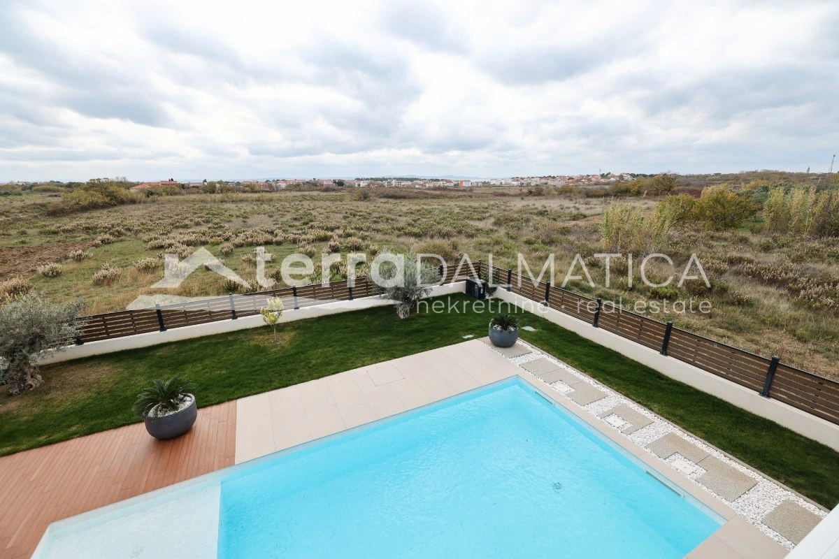 Haus Privlaka mit beheiztem Pool und angelegtem Garten