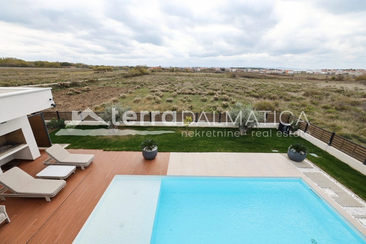 Haus Privlaka mit beheiztem Pool und angelegtem Garten