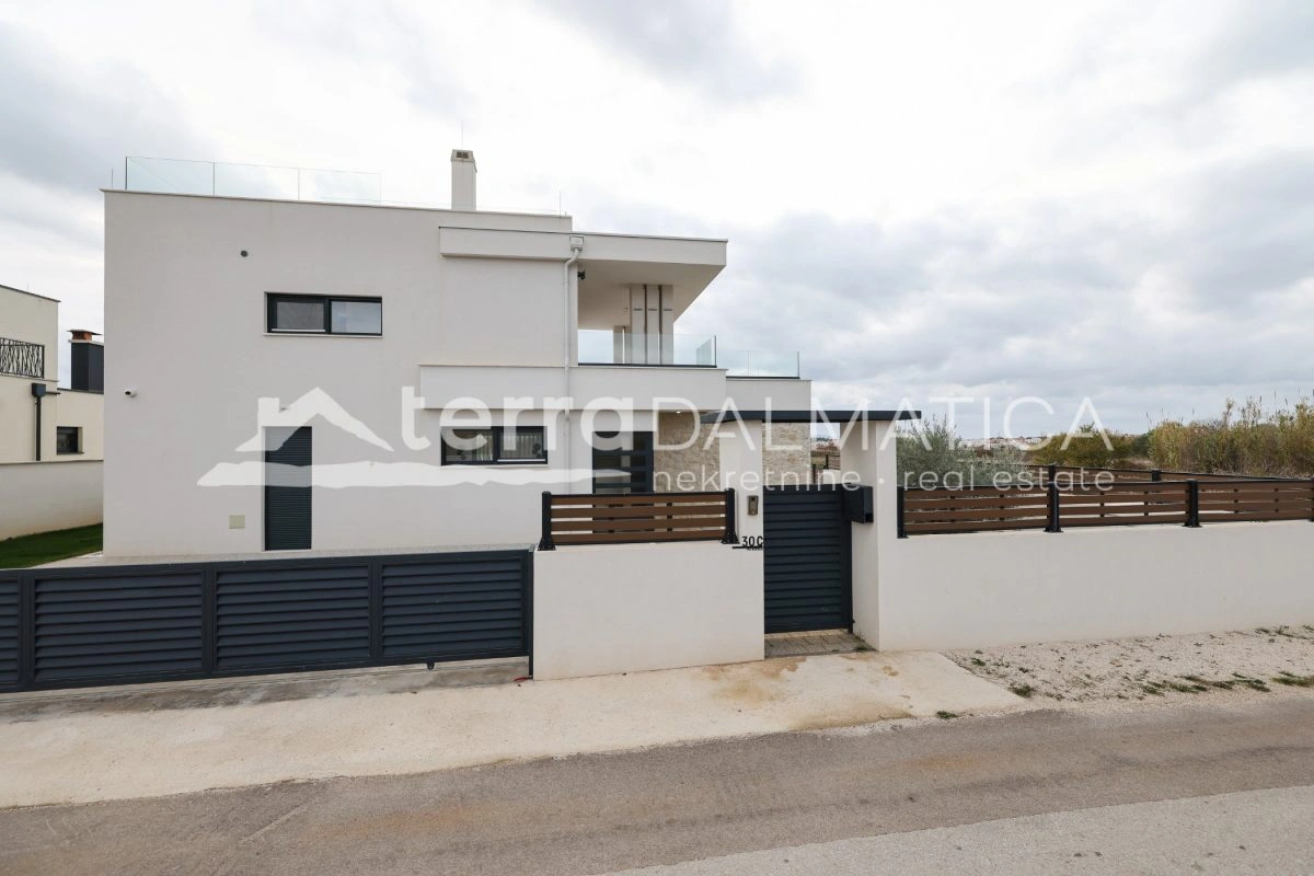 Haus Privlaka mit beheiztem Pool und angelegtem Garten