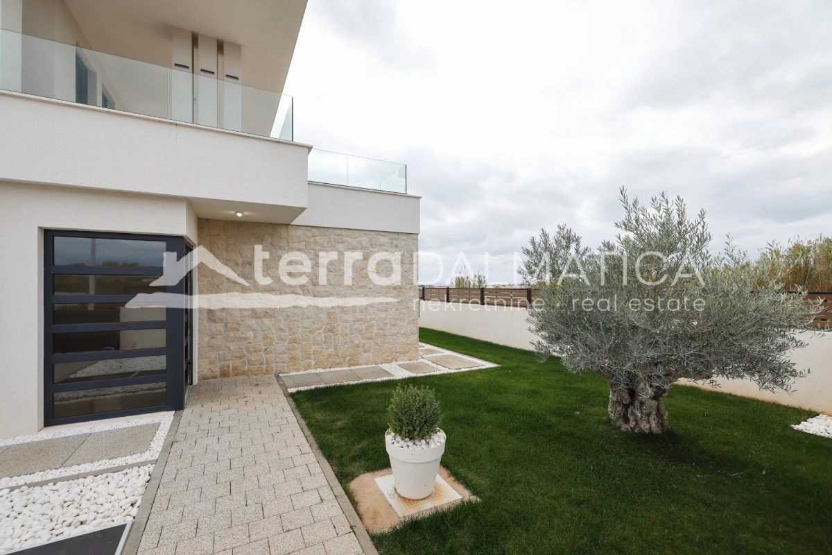 Haus Privlaka mit beheiztem Pool und angelegtem Garten