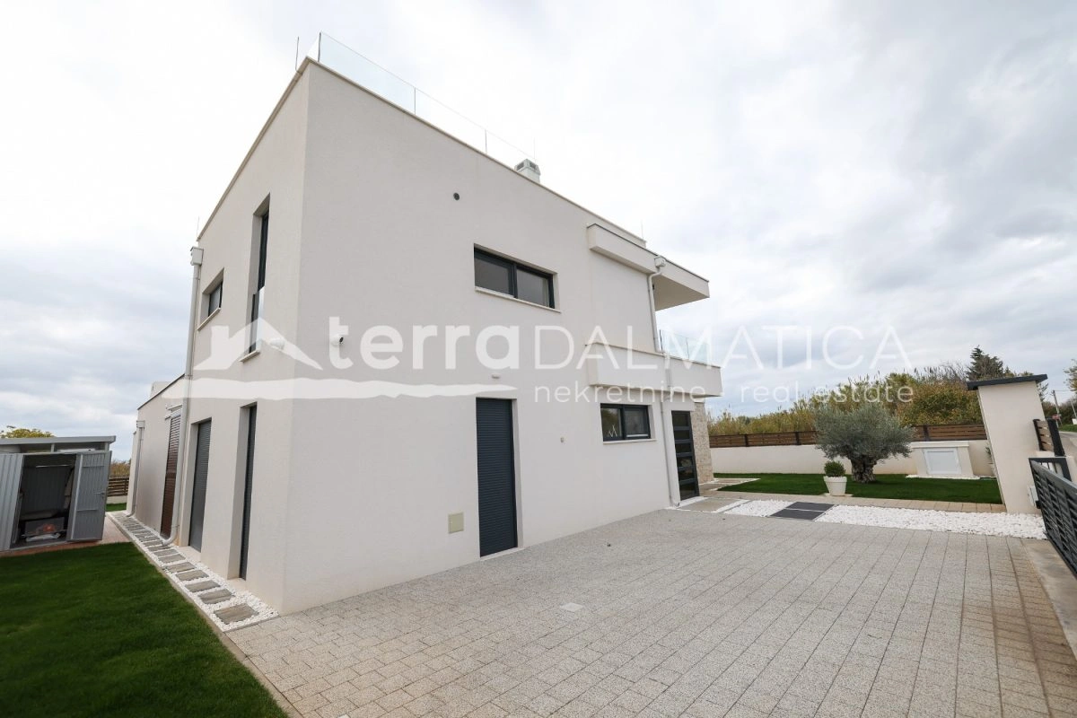 Haus Privlaka mit beheiztem Pool und angelegtem Garten