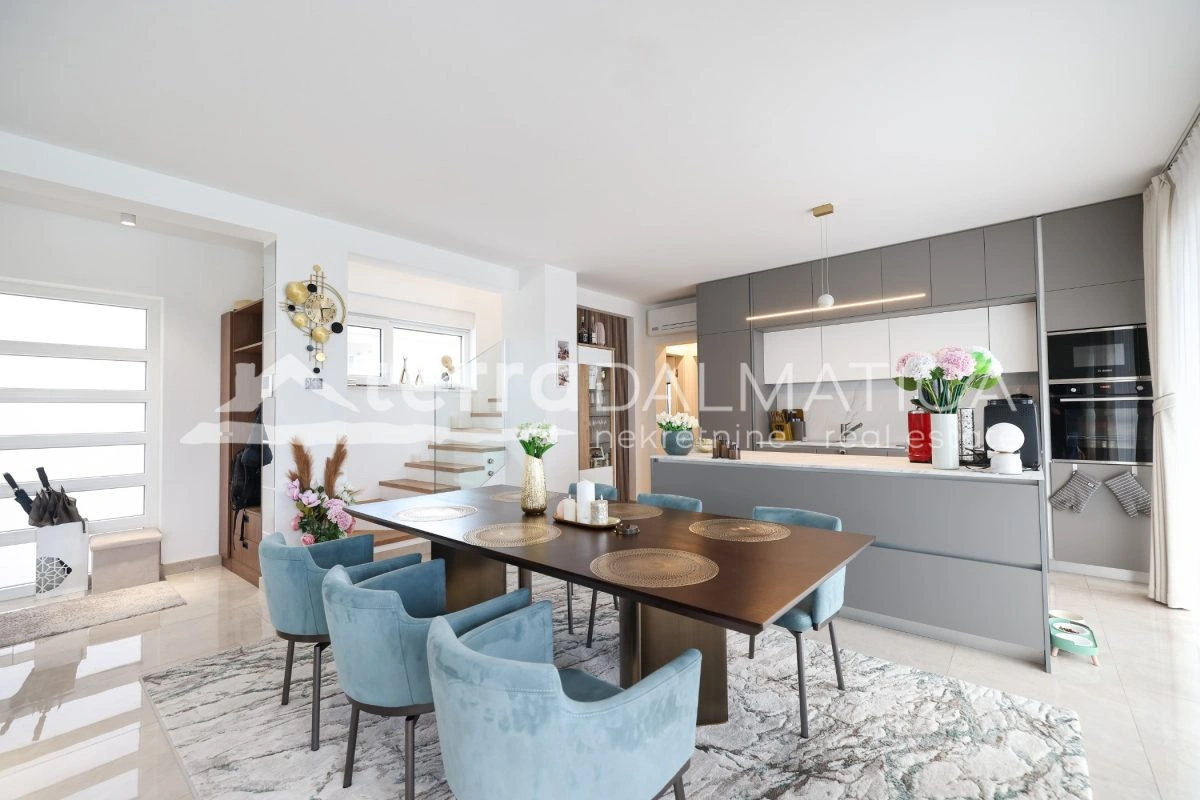 Haus Privlaka mit beheiztem Pool und angelegtem Garten