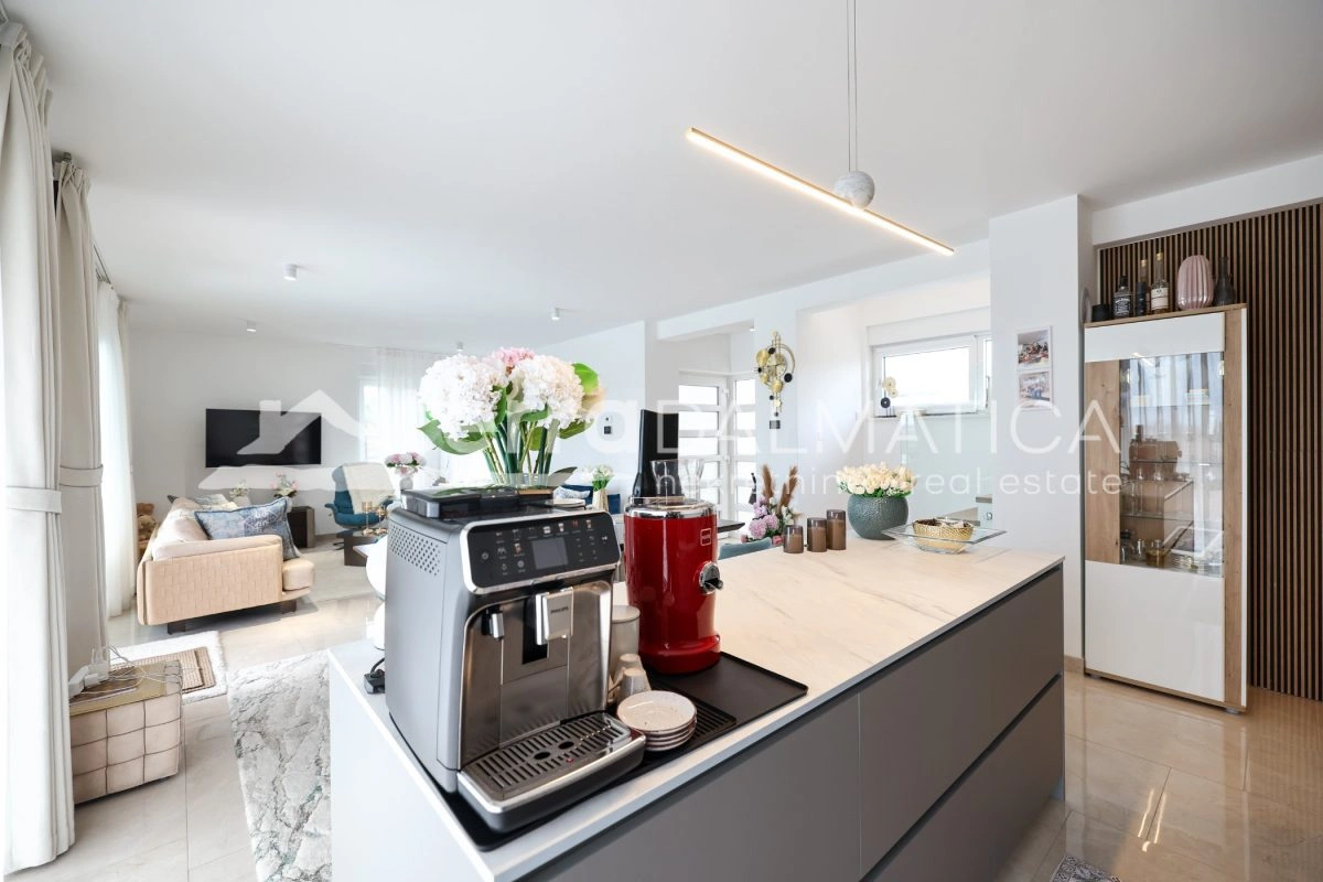 Haus Privlaka mit beheiztem Pool und angelegtem Garten