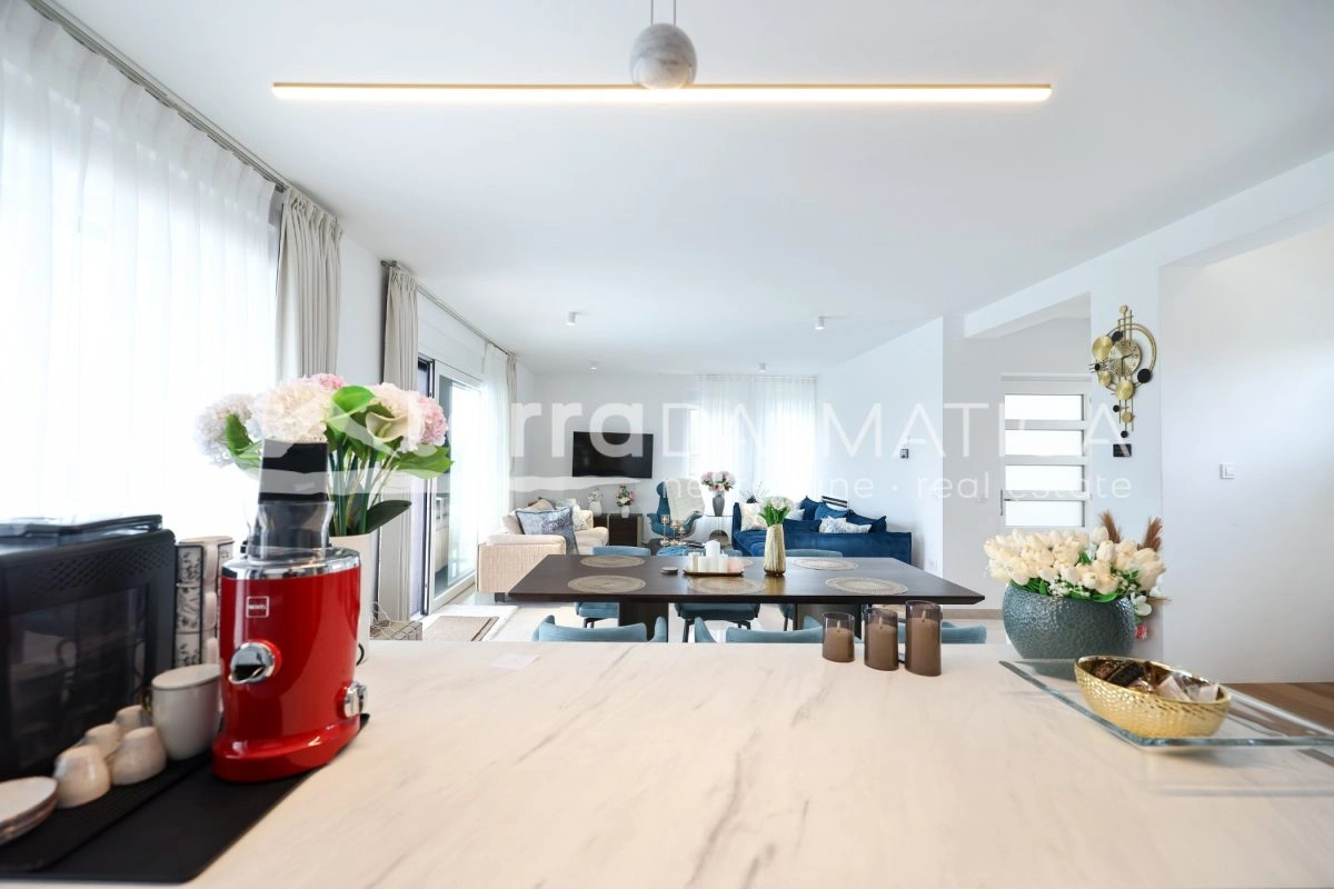 Haus Privlaka mit beheiztem Pool und angelegtem Garten