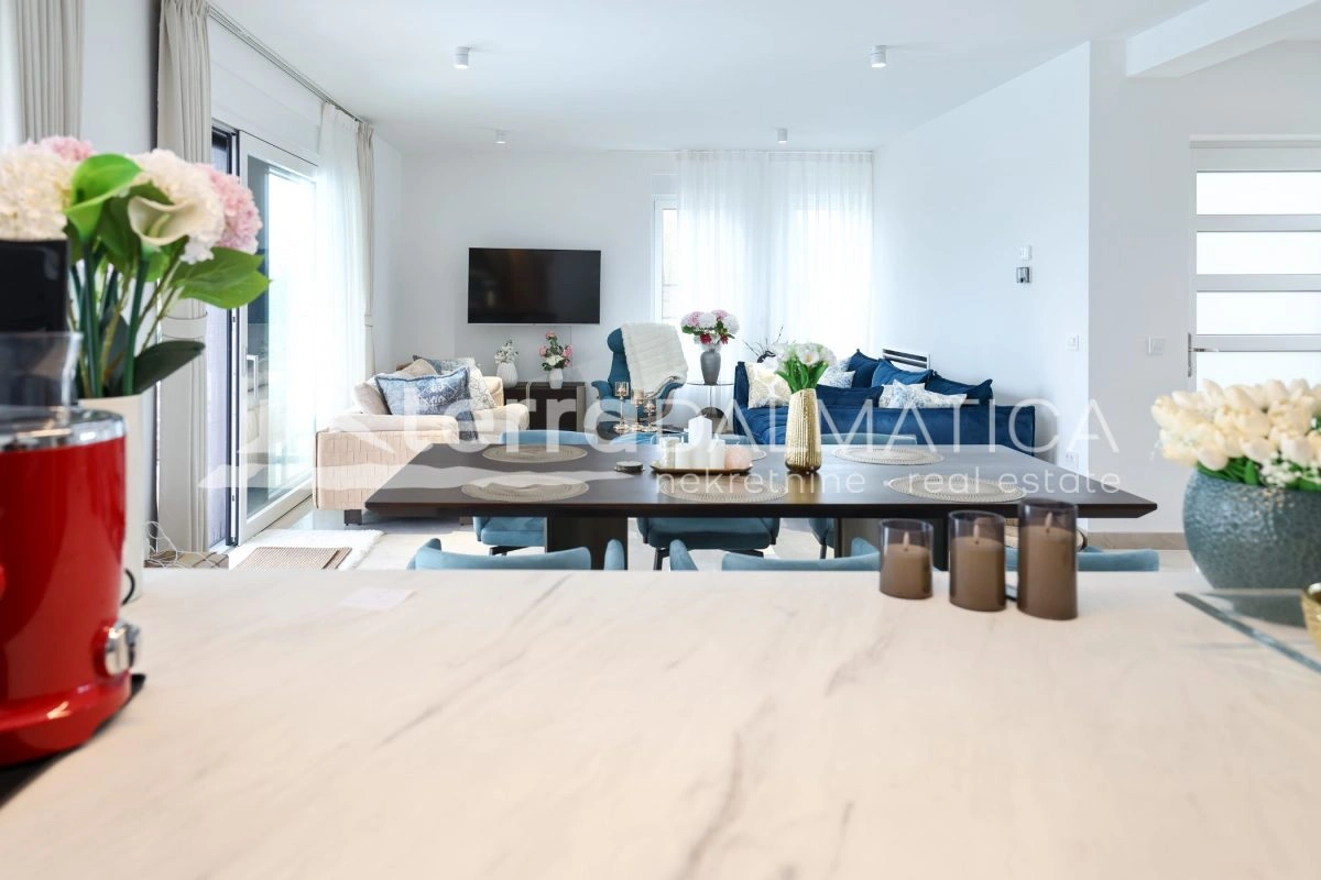 Haus Privlaka mit beheiztem Pool und angelegtem Garten