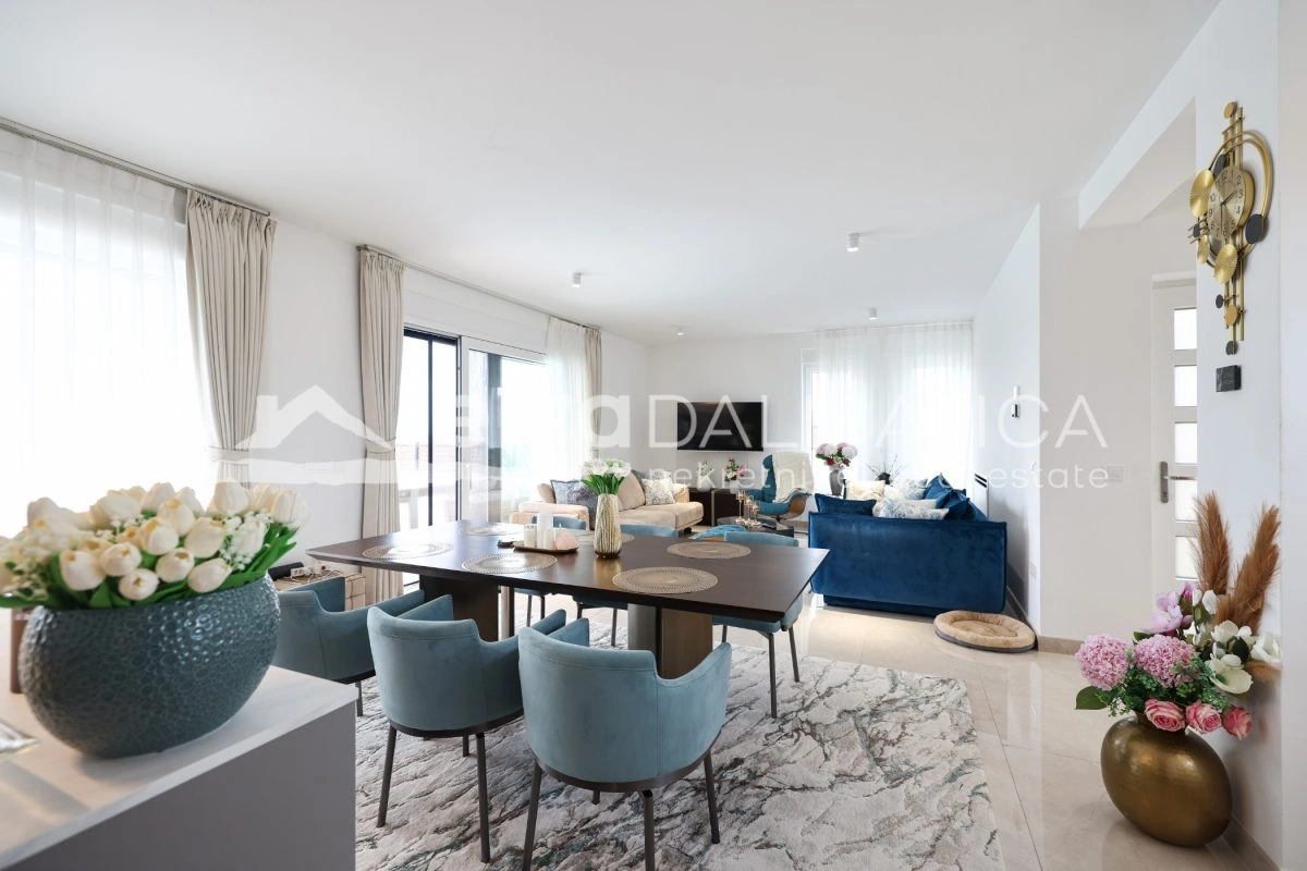 Haus Privlaka mit beheiztem Pool und angelegtem Garten