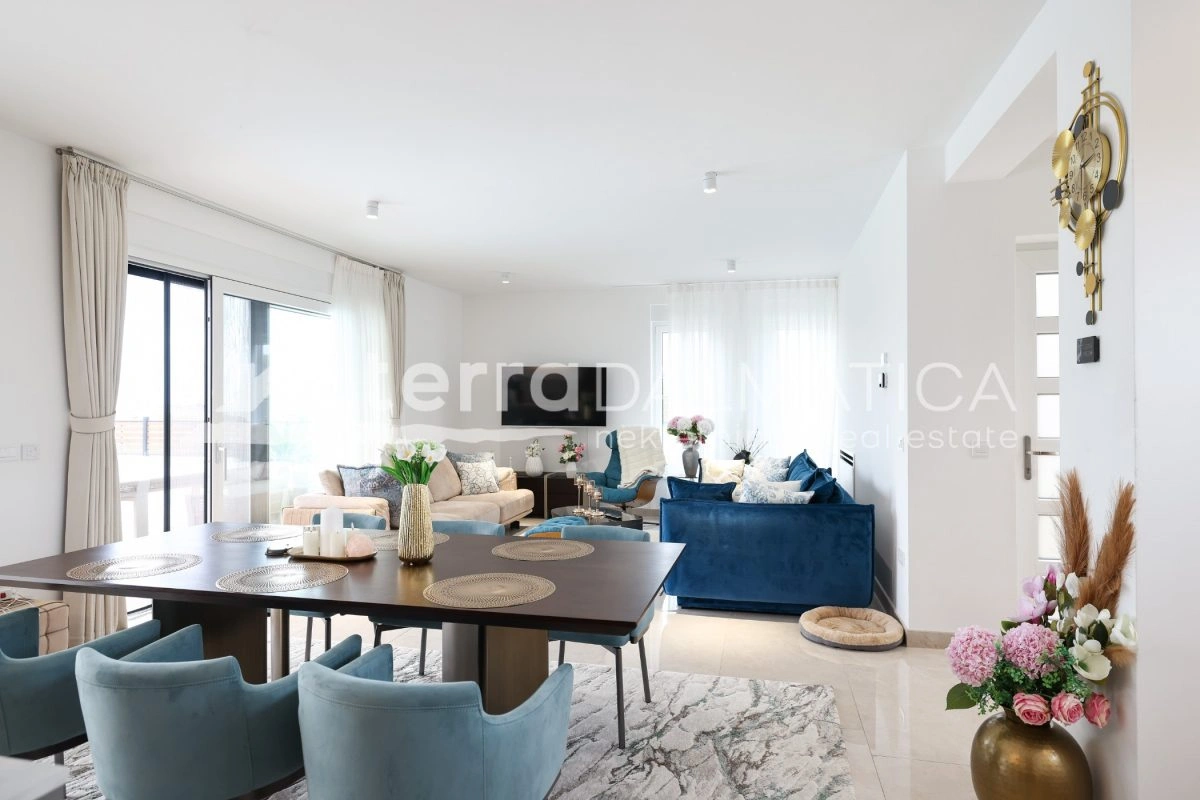 Haus Privlaka mit beheiztem Pool und angelegtem Garten