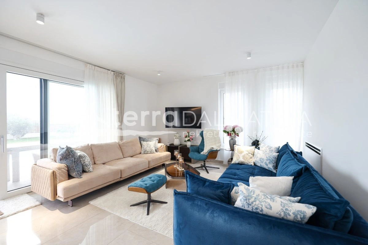 Haus Privlaka mit beheiztem Pool und angelegtem Garten