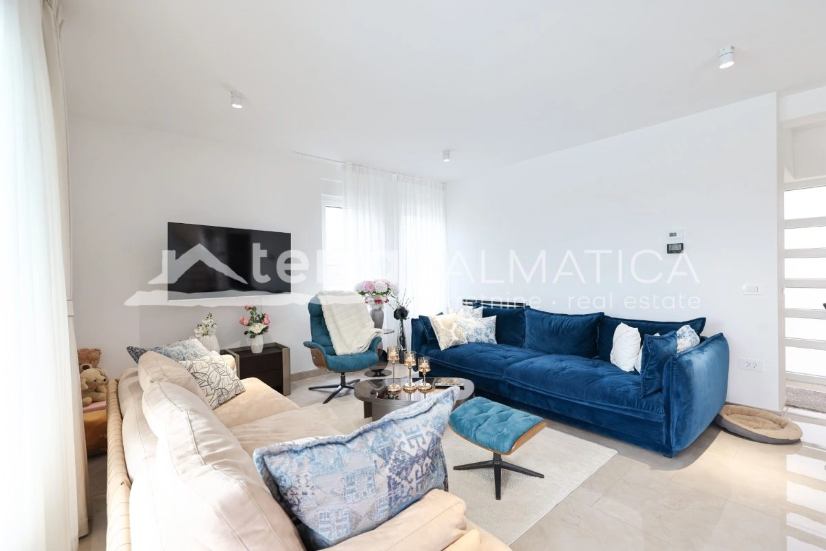 Haus Privlaka mit beheiztem Pool und angelegtem Garten