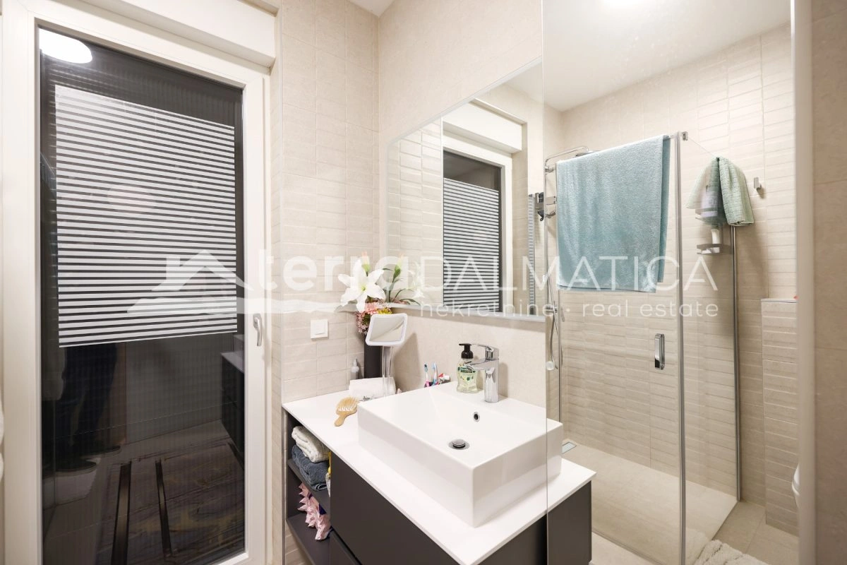 Haus Privlaka mit beheiztem Pool und angelegtem Garten