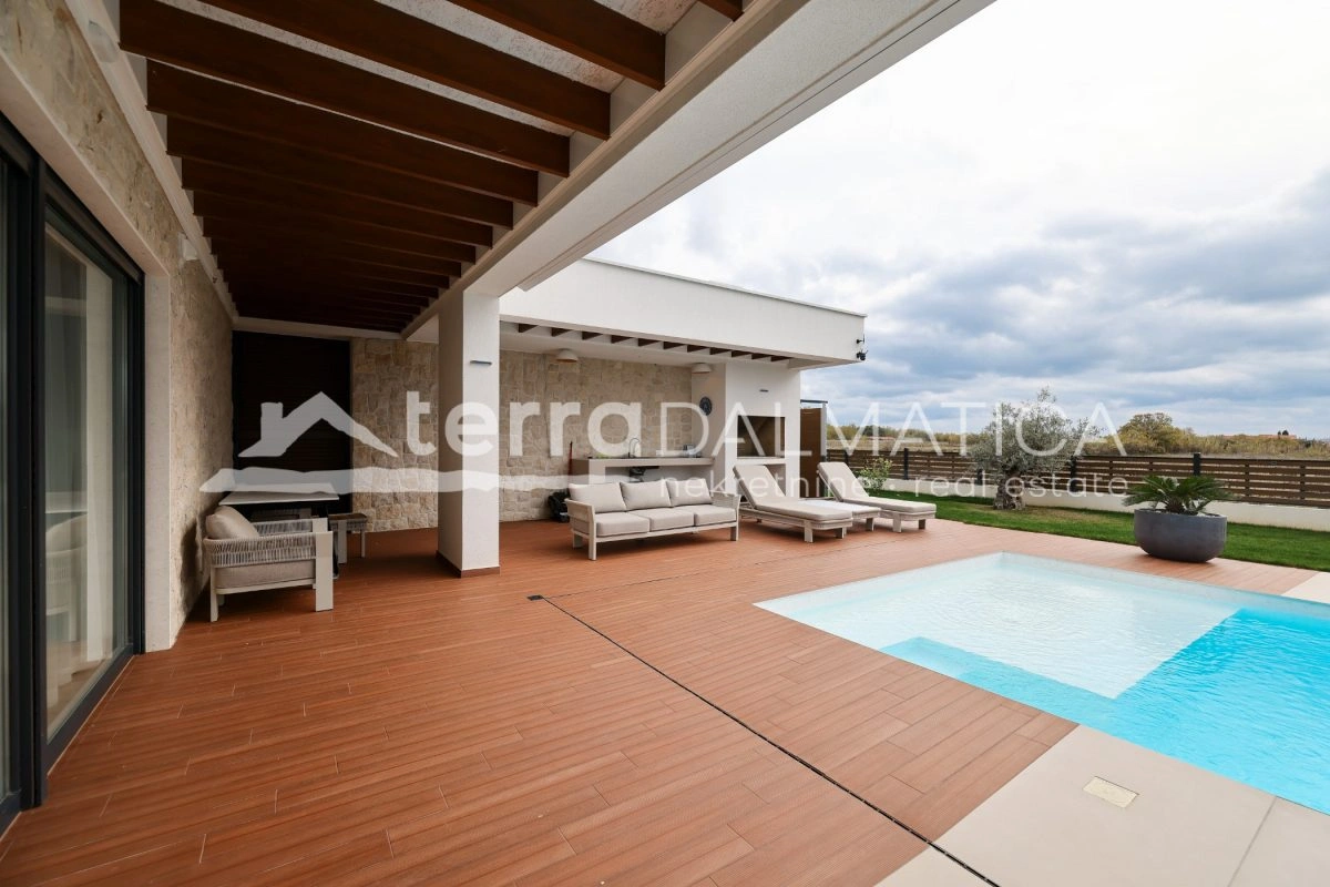 Haus Privlaka mit beheiztem Pool und angelegtem Garten