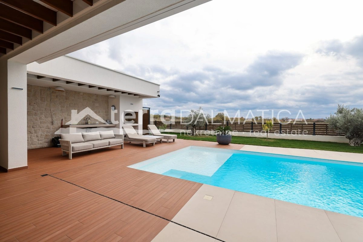 Haus Privlaka mit beheiztem Pool und angelegtem Garten