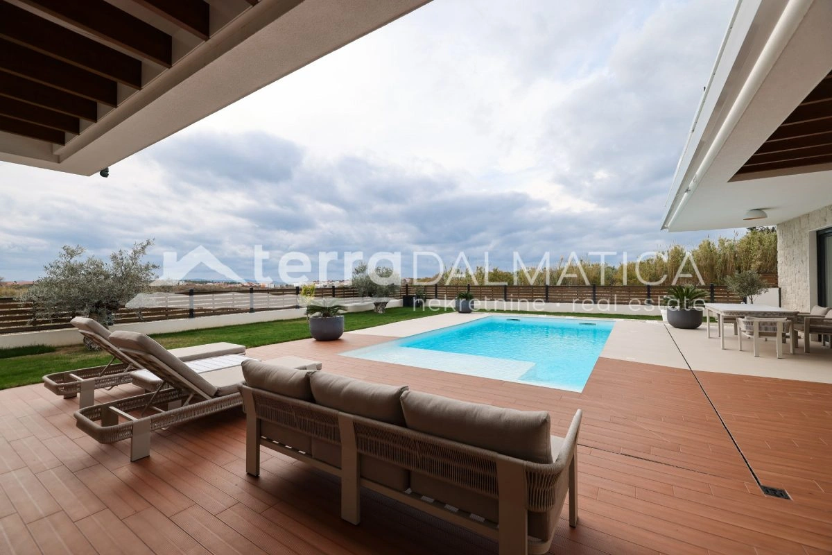 Haus Privlaka mit beheiztem Pool und angelegtem Garten