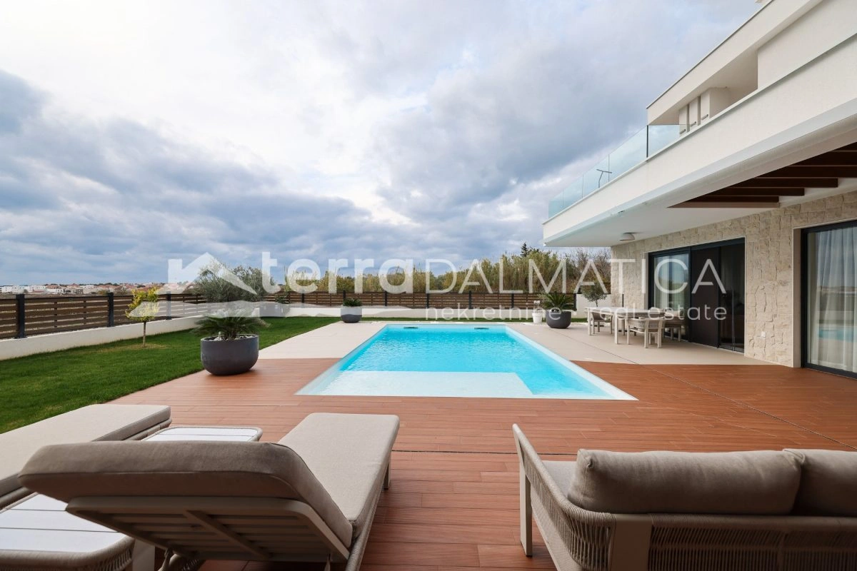 Haus Privlaka mit beheiztem Pool und angelegtem Garten