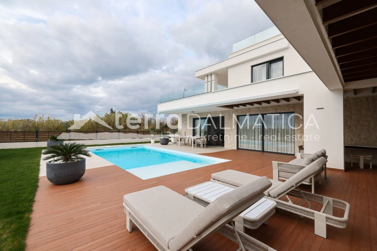 Haus Privlaka mit beheiztem Pool und angelegtem Garten