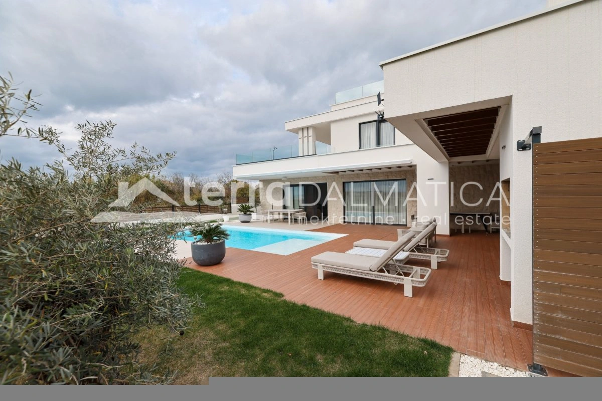 Haus Privlaka mit beheiztem Pool und angelegtem Garten