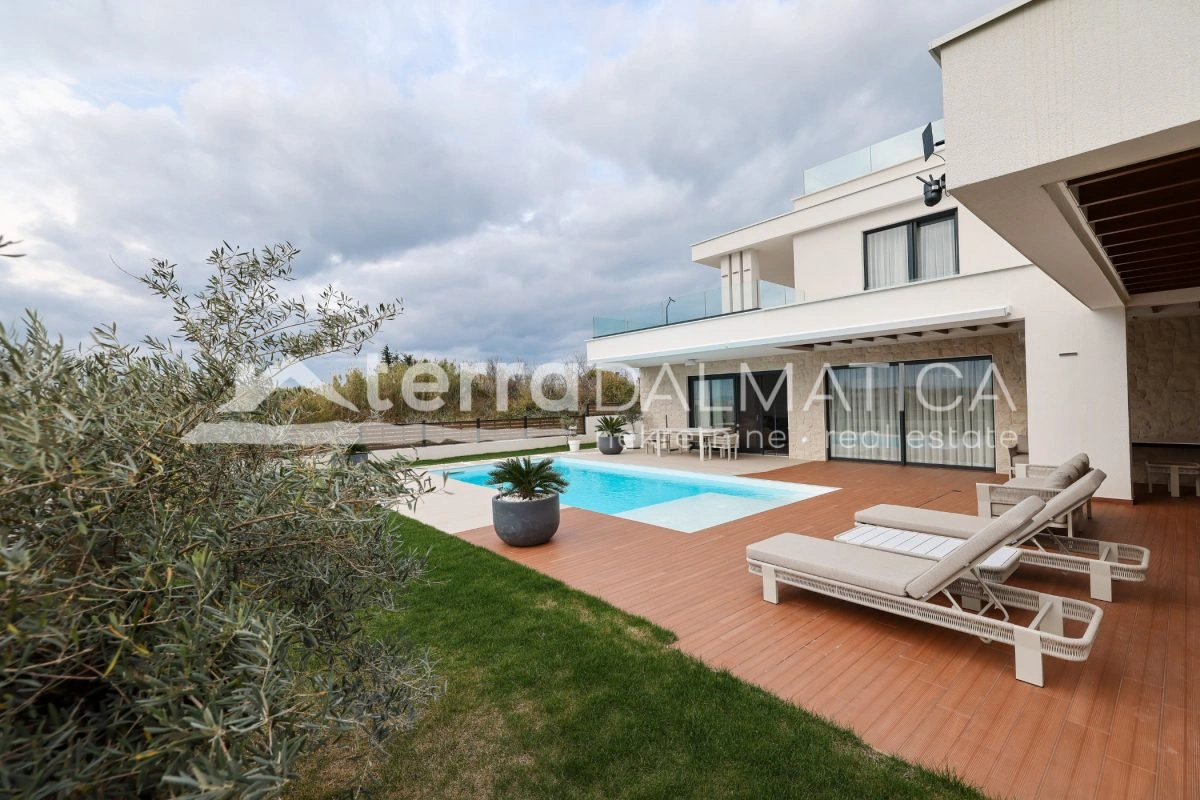 Haus Privlaka mit beheiztem Pool und angelegtem Garten