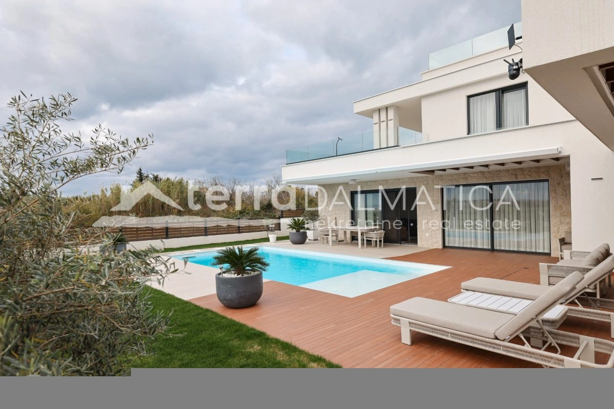 Haus Privlaka mit beheiztem Pool und angelegtem Garten